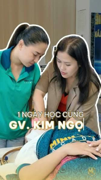 Giảng viên Kim Ngọc hướng dẫn học viên thực hành gội đầu dưỡng sinh