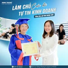 Học viên mặc lễ phục tốt nghiệp nhận chứng nhận khoá gội đầu dưỡng sinh
